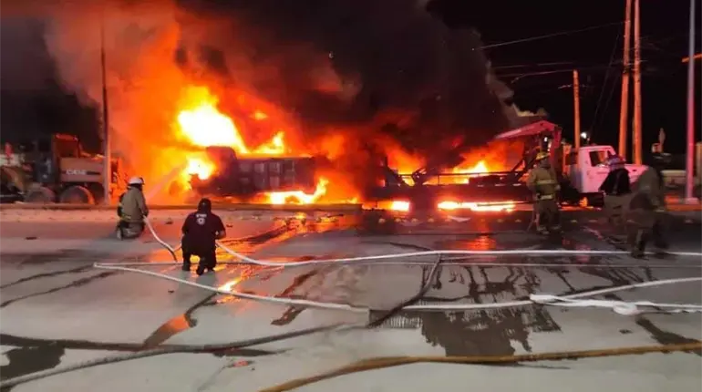 Tráiler choca con maquinaria y desata incendio dejando una víctima mortal en CD del Carmen