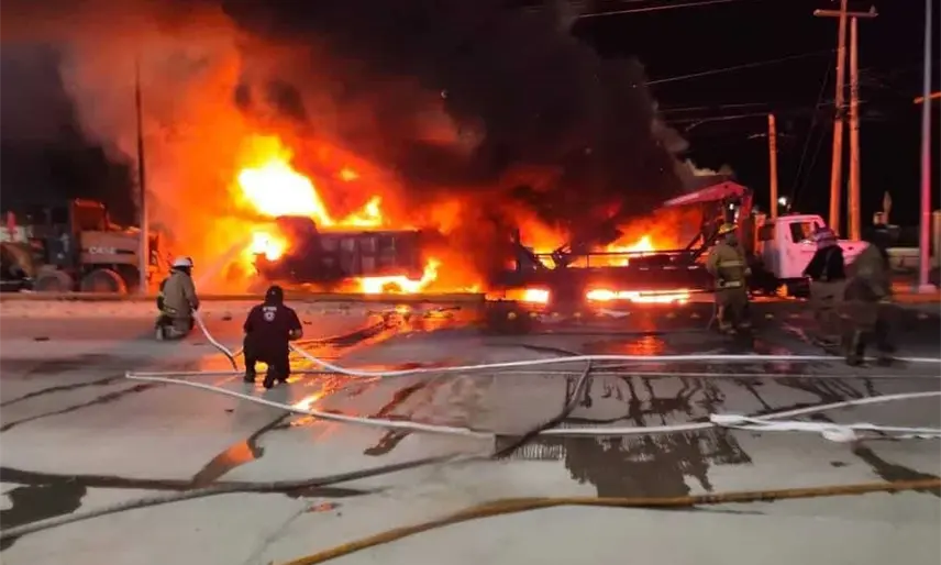 Tráiler choca con maquinaria y desata incendio dejando una víctima mortal en CD del Carmen