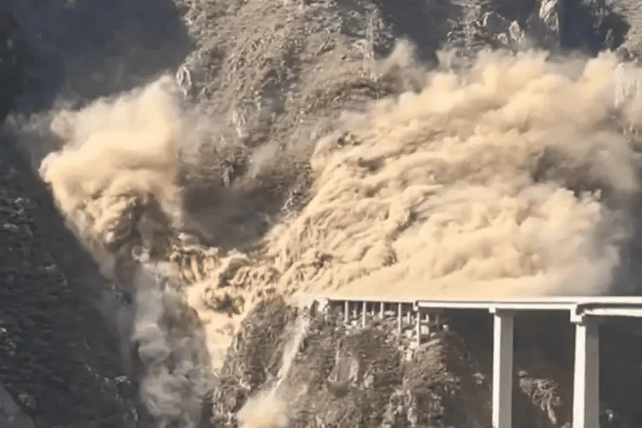 Colapsa puente gigante de 758 metros de largo en China