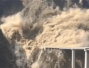 Colapsa puente gigante de 758 metros de largo en China