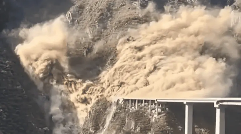 Colapsa puente gigante de 758 metros de largo en China