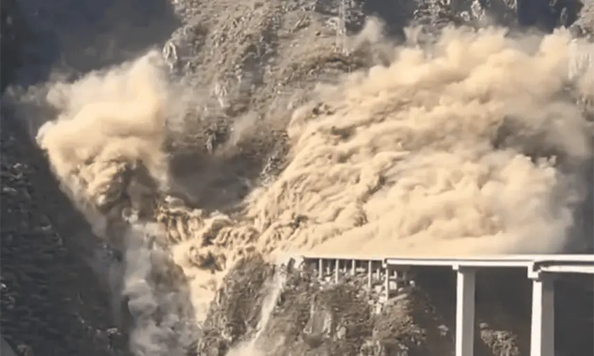 Colapsa puente gigante de 758 metros de largo en China