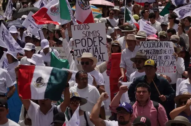 Magistrados cierran calles de la CDMX; exigen indemnización tras ser destituidos por reforma judicial