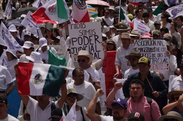 Magistrados cierran calles de la CDMX; exigen indemnización tras ser destituidos por reforma judicial