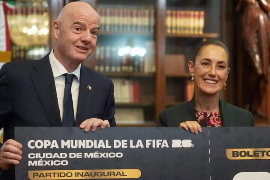 Xóchitl Gálvez arremete contra Sheinbaum por donar su boleto del Mundial 2026