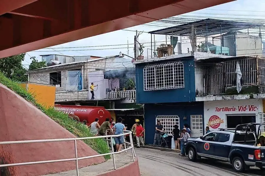 Se incendia vivienda en las inmediaciones del Puente Seco en Teapa