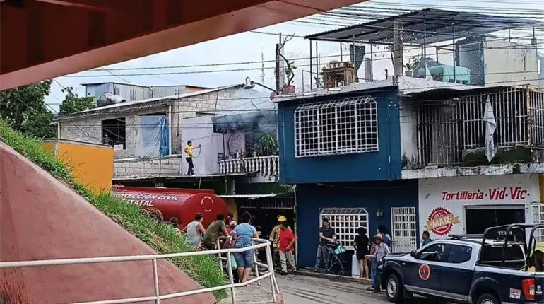 Se incendia vivienda en las inmediaciones del Puente Seco en Teapa
