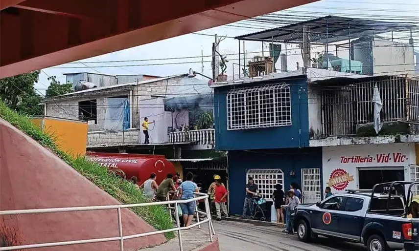 Se incendia vivienda en las inmediaciones del Puente Seco en Teapa