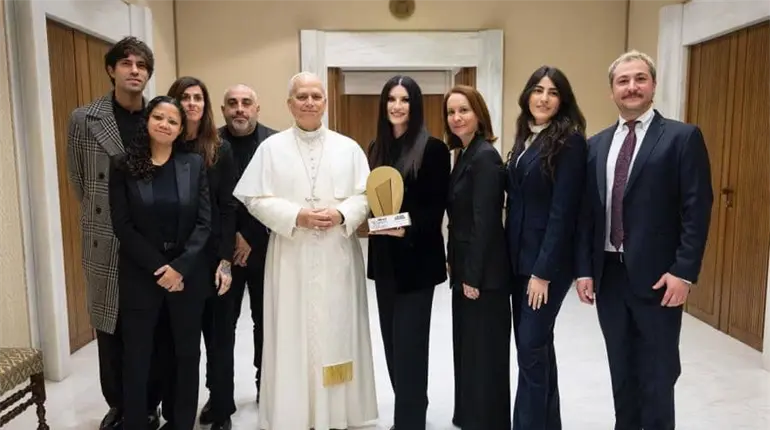 Papa Le&oacute;n XIV recibe a Laura Pausini en el Vaticano y se declara fan de la cantante italiana