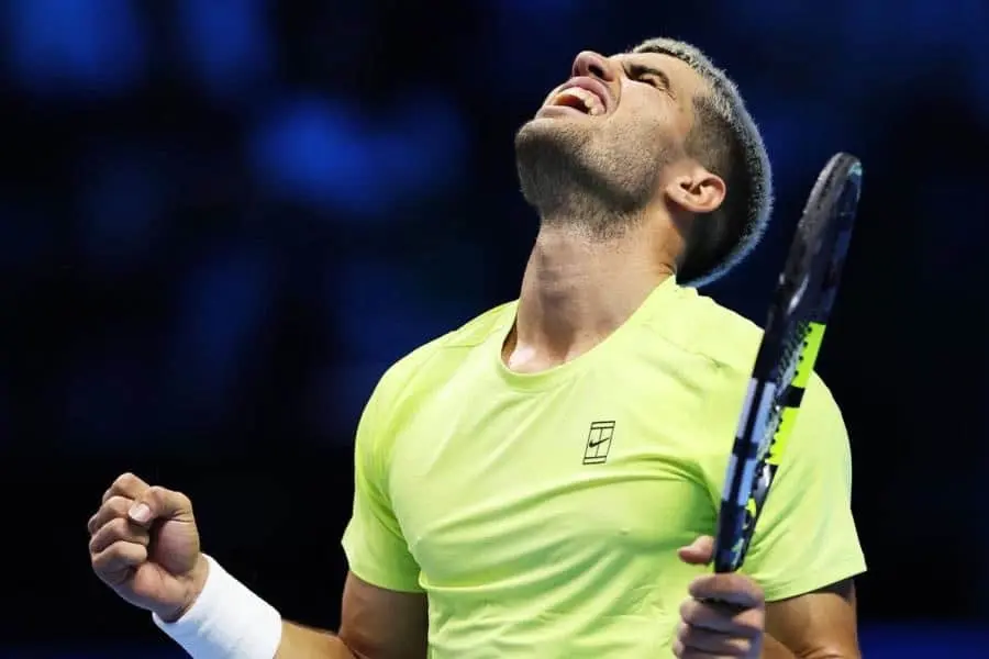 Carlos Alcaraz venció a Taylor Fritz pese a perder el primer set en el ATP Finals