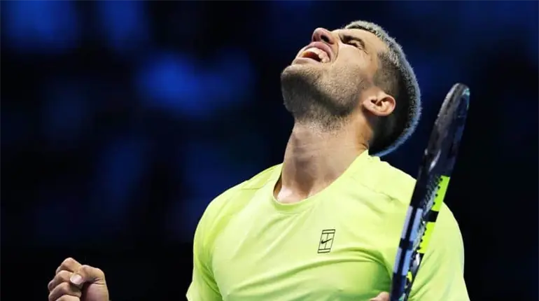 Carlos Alcaraz venció a Taylor Fritz pese a perder el primer set en el ATP Finals