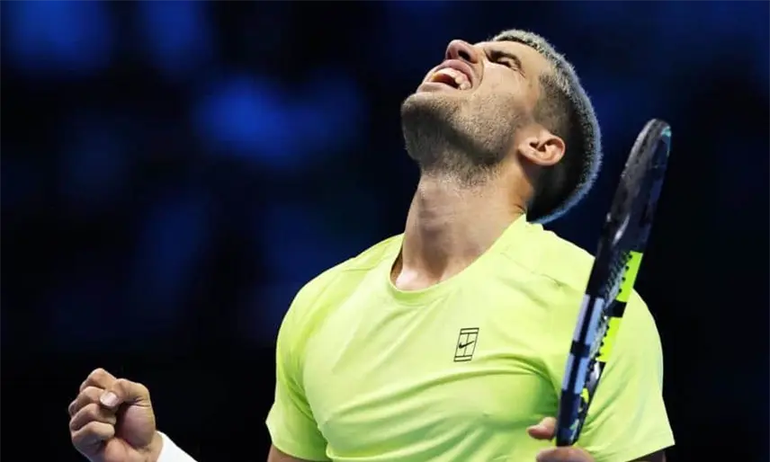 Carlos Alcaraz venció a Taylor Fritz pese a perder el primer set en el ATP Finals