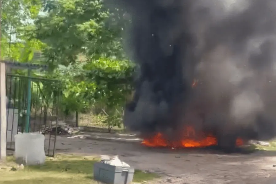 Se incendia motocarro en Cunduacán, propiedad de una empresa de materiales