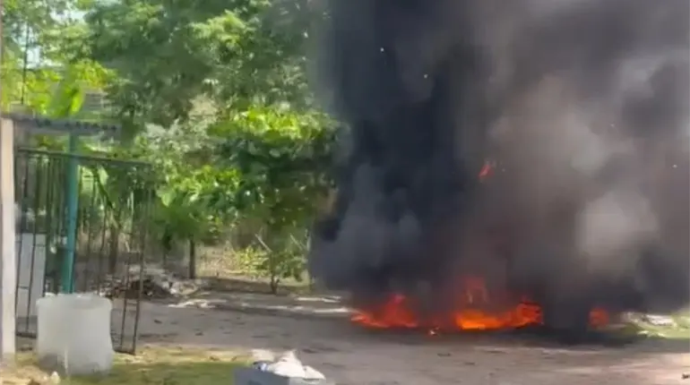 Se incendia motocarro en Cunduacán, propiedad de una empresa de materiales