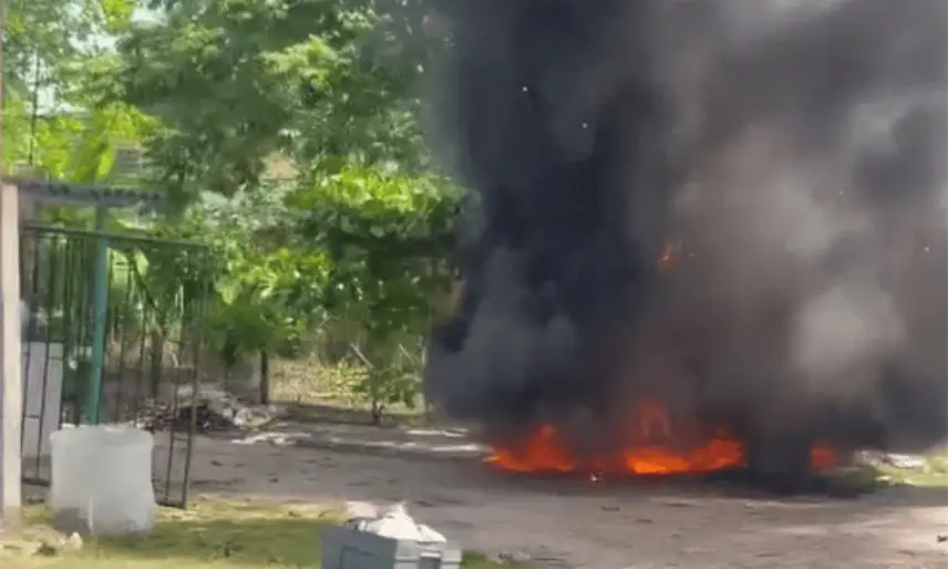 Se incendia motocarro en Cunduacán, propiedad de una empresa de materiales