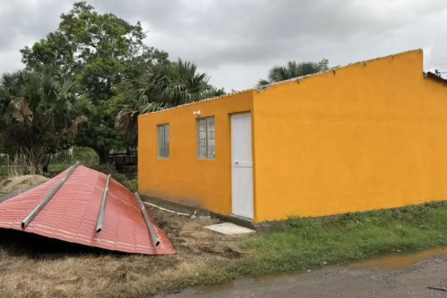 Fuertes vientos del frente frío 13 derriban techo de vivienda del Bienestar en Paraíso