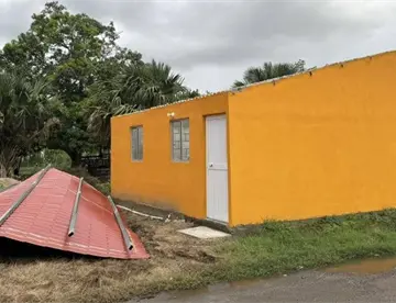 Fuertes vientos del frente frío 13 derriban techo de vivienda del Bienestar en Paraíso