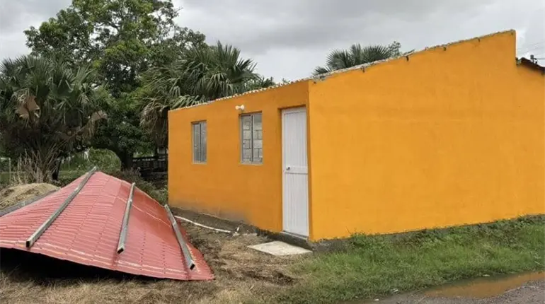 Fuertes vientos del frente frío 13 derriban techo de vivienda del Bienestar en Paraíso