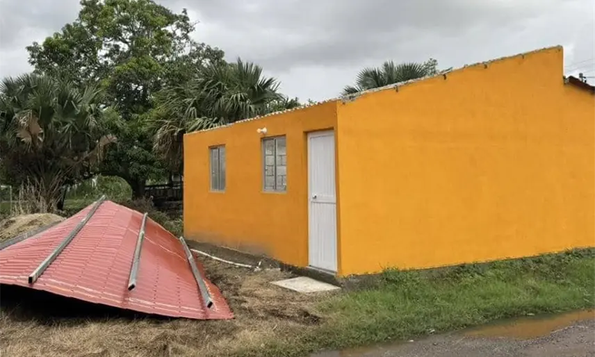 Fuertes vientos del frente frío 13 derriban techo de vivienda del Bienestar en Paraíso