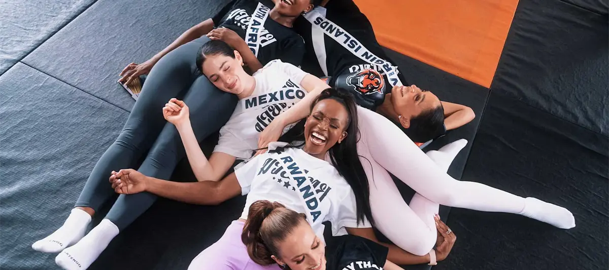 Participa Fátima Bosch en clase de Muay Thai durante las actividades de Miss Universe 2025