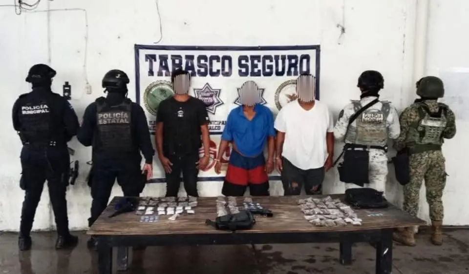 Detienen a 3 sujetos en Comalcalco con arma, cartuchos y droga