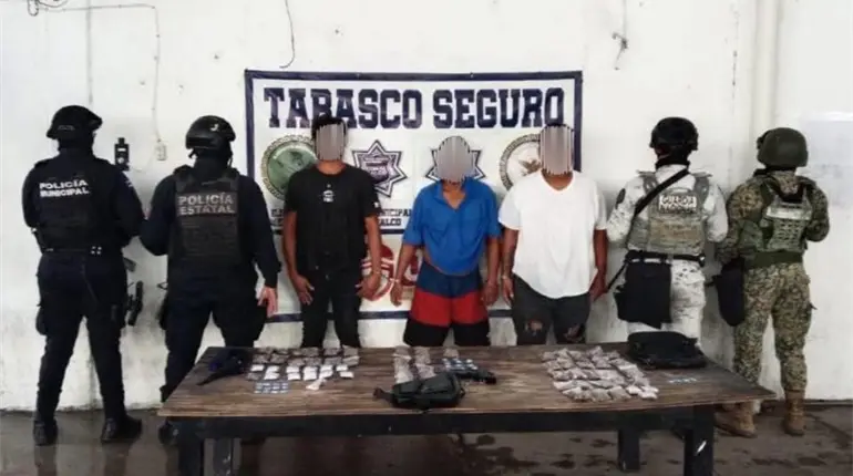 Detienen a 3 sujetos en Comalcalco con arma, cartuchos y droga