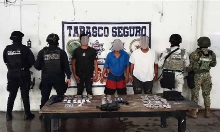 Detienen a 3 sujetos en Comalcalco con arma, cartuchos y droga