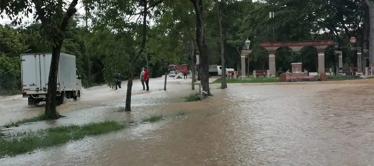 Desborda río de La Sierra  y afecta 8 localidades en Jalapa; instalan costalera