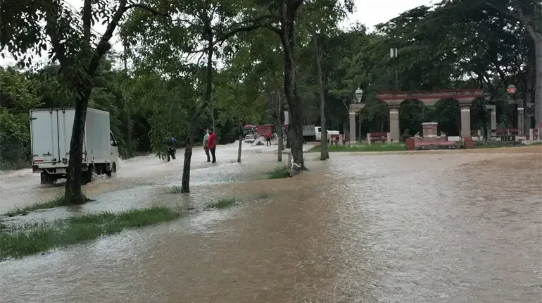 Desborda río de La Sierra  y afecta 8 localidades en Jalapa; instalan costalera