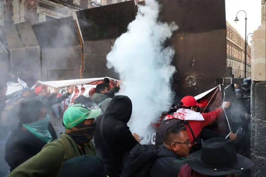 CNTE intenta derribar vallas y se enfrenta con policías para ingresar a Palacio Nacional