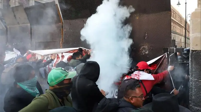 CNTE intenta derribar vallas y se enfrenta con policías para ingresar a Palacio Nacional