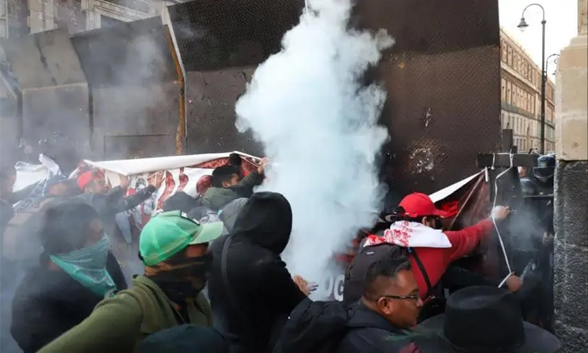 CNTE intenta derribar vallas y se enfrenta con policías para ingresar a Palacio Nacional