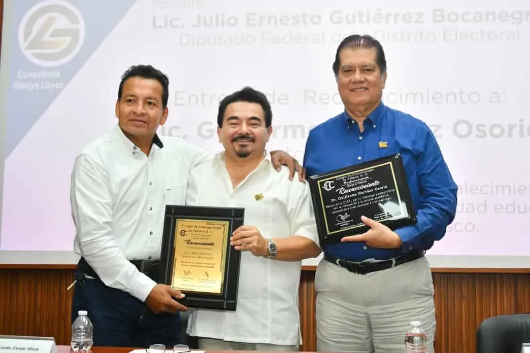 Colegio de Comunicólogos de Tabasco reconoce trayectoria de Guillermo Narváez