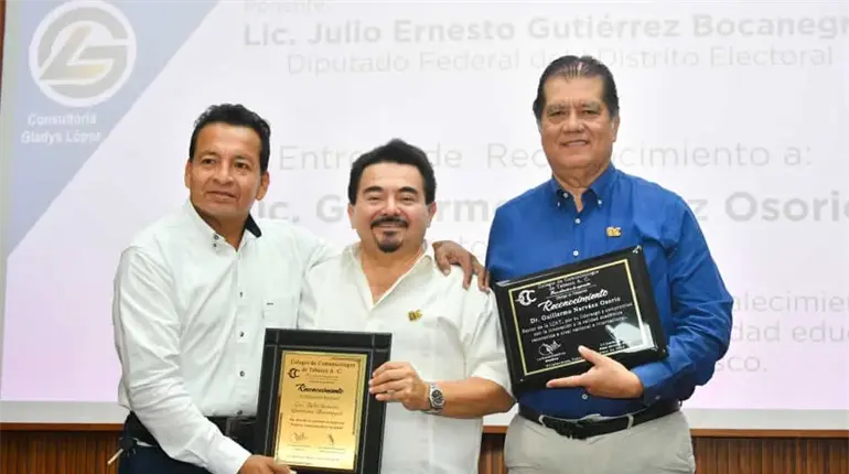 Colegio de Comunicólogos de Tabasco reconoce trayectoria de Guillermo Narváez