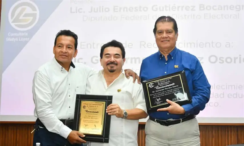 Colegio de Comunicólogos de Tabasco reconoce trayectoria de Guillermo Narváez