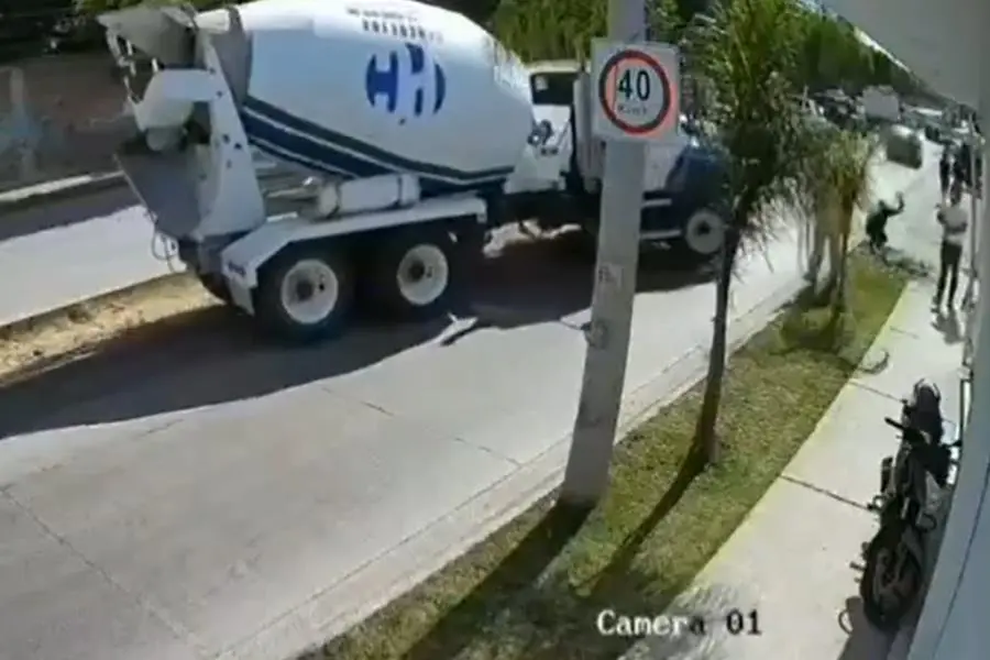 Cámara de seguridad capta a operador de camión revolvedora atropellando a sujeto en Guanajuato