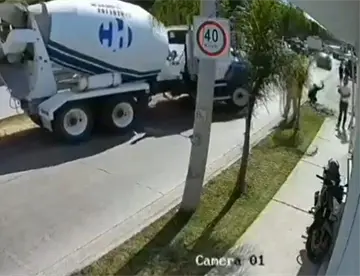 Cámara de seguridad capta a operador de camión revolvedora atropellando a sujeto en Guanajuato