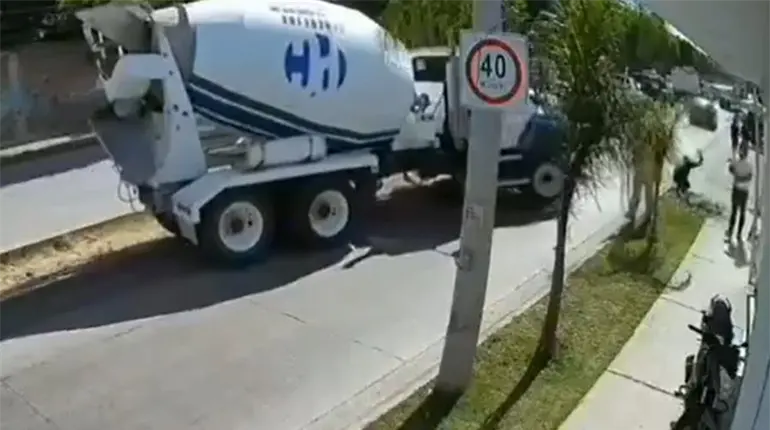 Cámara de seguridad capta a operador de camión revolvedora atropellando a sujeto en Guanajuato