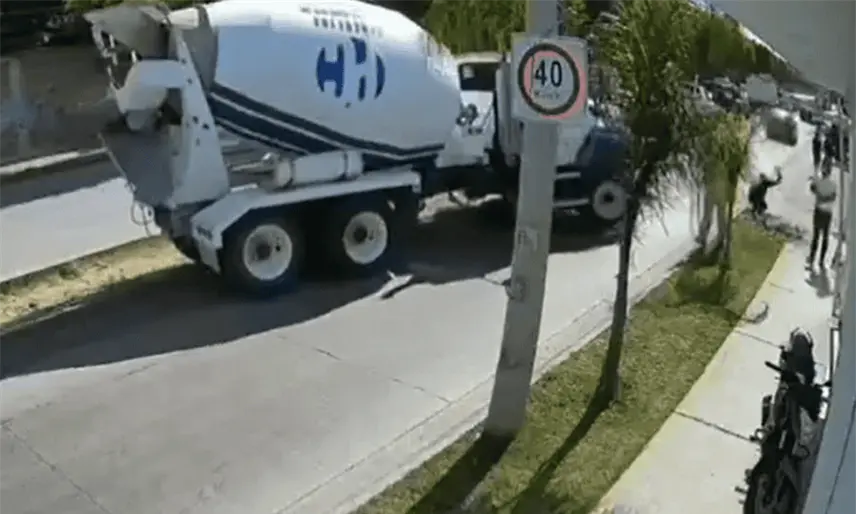 Cámara de seguridad capta a operador de camión revolvedora atropellando a sujeto en Guanajuato