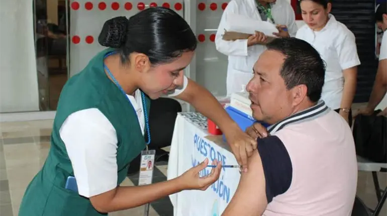 Instalan módulos de vacunación en plazas, parques y en Festival del Chocolate