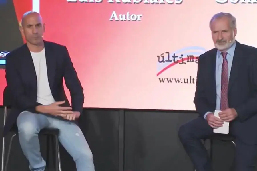 Luis Rubiales es atacado a huevazos en presentación de su libro