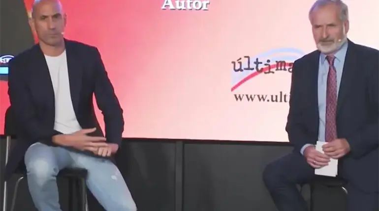 Luis Rubiales es atacado a huevazos en presentaci&oacute;n de su libro
