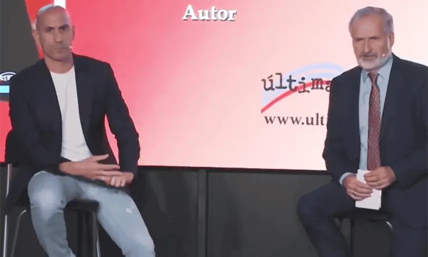 Luis Rubiales es atacado a huevazos en presentación de su libro