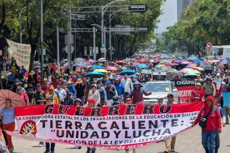 Maestros de la CNTE instalan plantón en San Lázaro