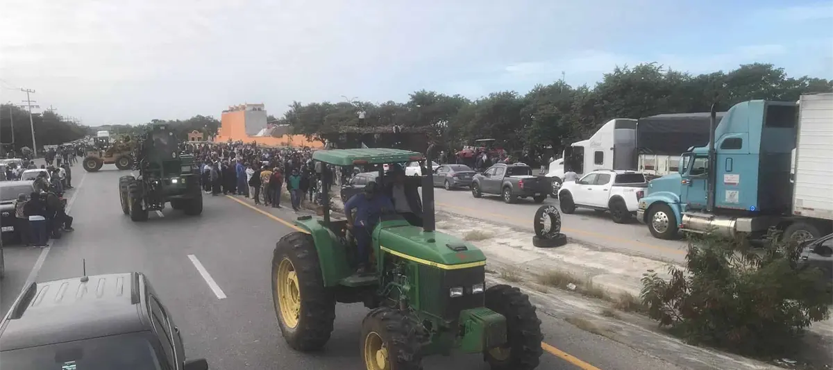 Cañeros bloquean por 12 horas carretera Ciudad del Carmen-Campeche para exigir plan de rescate del sector azucarero
