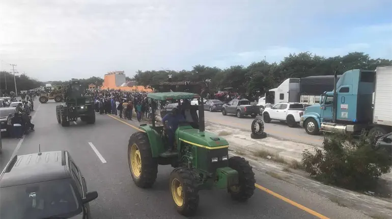 Cañeros bloquean por 12 horas carretera Ciudad del Carmen-Campeche para exigir plan de rescate del sector azucarero