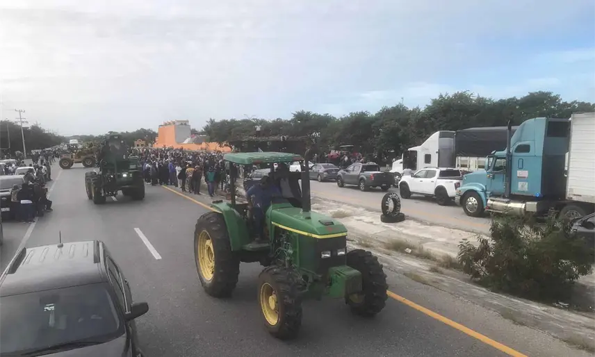 Cañeros bloquean por 12 horas carretera Ciudad del Carmen-Campeche para exigir plan de rescate del sector azucarero