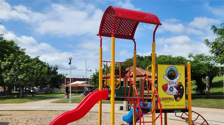 Entrega ayuntamiento de Centro primera etapa de renovación de juegos infantiles y ejercitadores en parques públicos