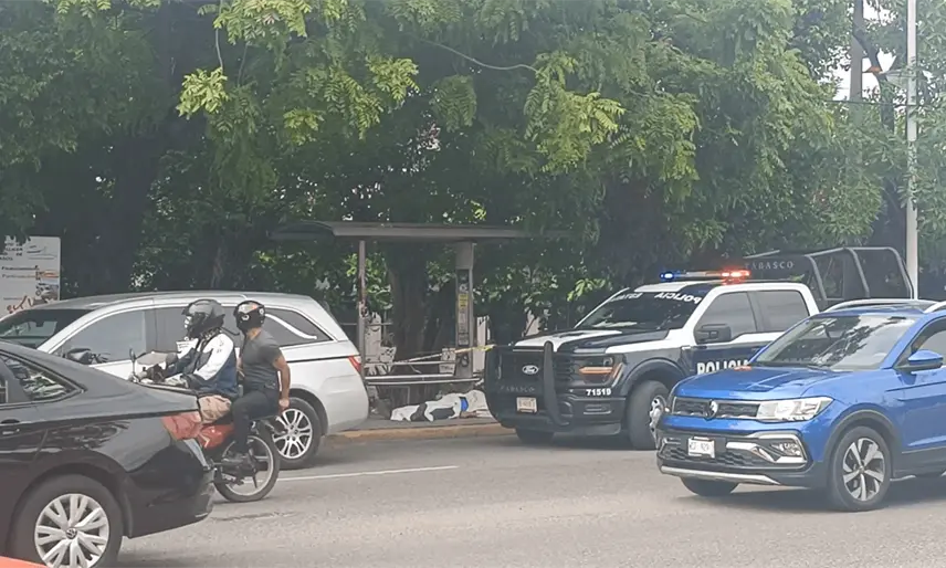 Fallece hombre de posible infarto en parada frente al Teatro Esperanza Iris