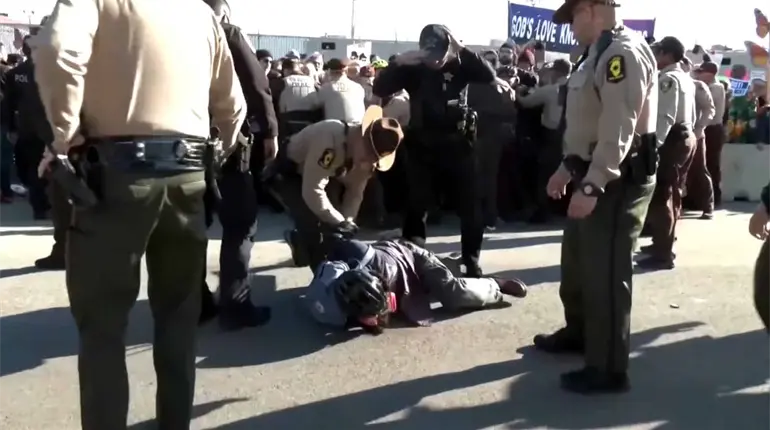 Arrestan a más de 20 manifestantes afuera de instalaciones del ICE en Chicago